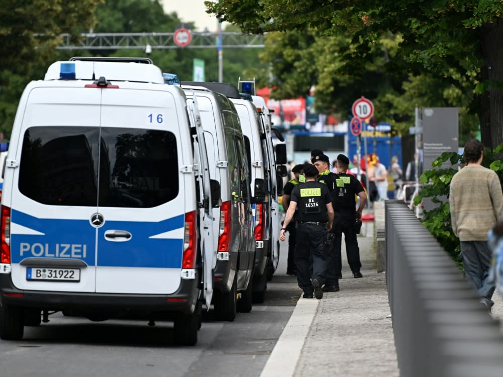 Die Berliner Poliezi musste an der Fanzone eingreifen (RALF HIRSCHBERGER)