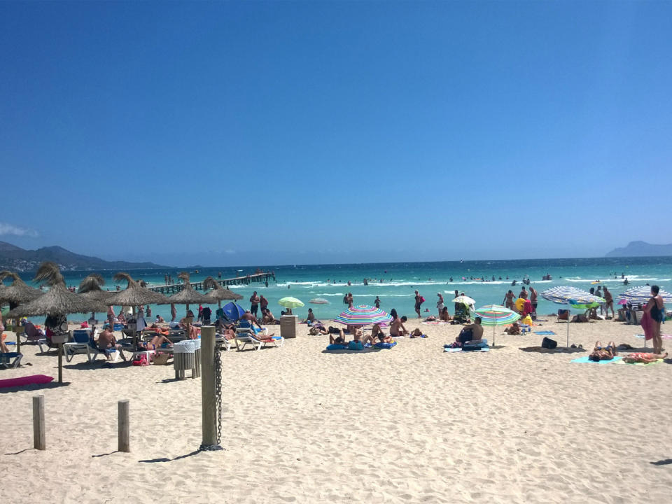 Platz 10: Playa de Muro Beach. Ballermann? Von wegen! Mallorca-Besucher hat es vor allem der Playa de Muro Beach angetan. Der sechs Kilometer lange Sandstrand ist der Längste auf der balearischen Insel und zeichnet sich durch feinen Sand und leichten Wellengang aus. Beste Reisezeit: März bis Oktober. (Bild-Copyright: TripAdvisor)