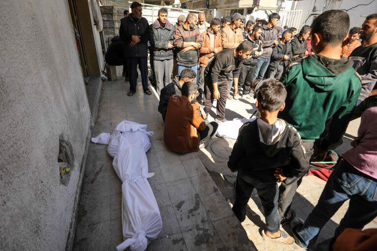 Los palestinos lloran cerca de los cuerpos en el Hospital Kamal Edwan en Beit Lahia, en el norte de la Franja de Gaza, el 29 de febrero de 2024.
