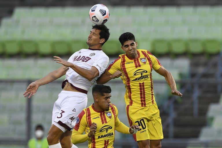 Guillermo Burdisso se impone de arriba; el juego aéreo fue uno de los puntos fuertes de Lanús en Venezuela. (Photo by Federico Parra / AFP)