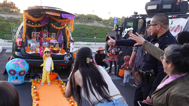 萬聖節新玩法Trunk or Treat 美國近年流行Trunk or Treat是「不給糖就搗蛋」 （Trick or Treat）改良版本，舉辦方式是車輛聚集在 停車場，打開後車廂展示萬聖節嚇人裝飾。 中央社記者林宏翰洛杉磯攝  112年10月29日 