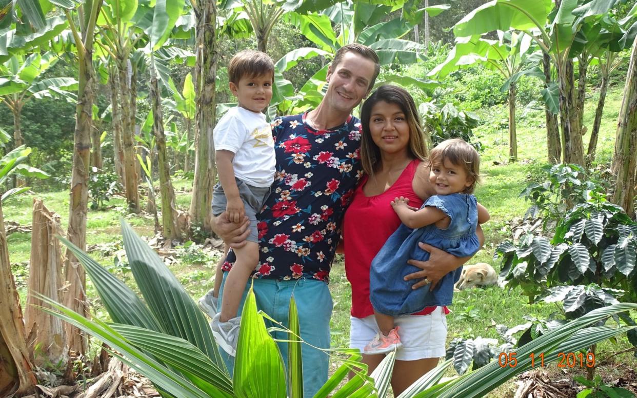 Ihr Grundstück haben Tobi und Ana Schumacher (hier mit Raphael, 4, und Christiane, 2) zum Blühen gebracht - ihre Ehe allerdings liegt mittlerweile in Scherben.  (Bild: RTL / TV TURBO)