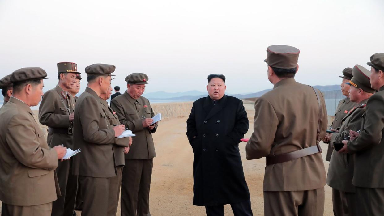 Die von der staatlichen nordkoreanischen Nachrichtenagentur KCNA zur Verfügung gestellte Aufnahme soll Kim Jong Un auf einer Teststelle des nationalen Verteidigungsinstituts zeigen. Foto: kcna