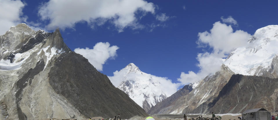 Des porteurs installent des tentes au camp de Concordia, dans le massif du Karakoram,, près du K2, en août 2019.
