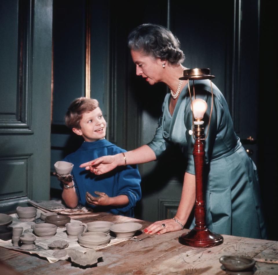 <p>A young Prince Carl Gustaf showed off his pottery skills to his mother, Princess Sibylla. </p>