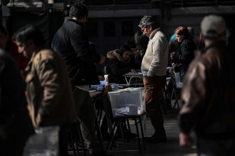 La gente vota durante una elección para elegir a los miembros de un Consejo Constitucional que redactará una nueva propuesta de constitución en un colegio electoral en la antigua estación de tren Mapocho en Santiago el 7 de mayo de 2023. 
