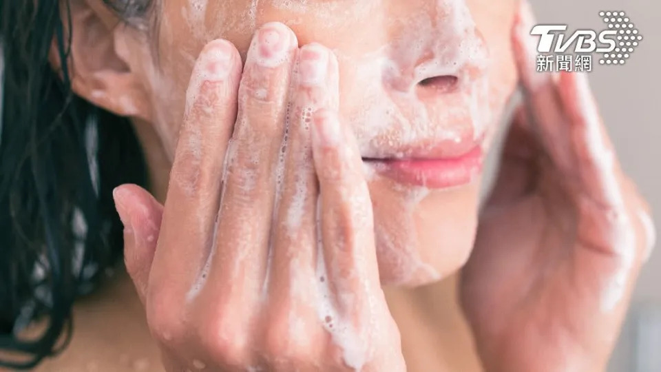 洗臉時最好用指腹畫圓的方式輕輕按摩。（示意圖／shutterstock達志影像）