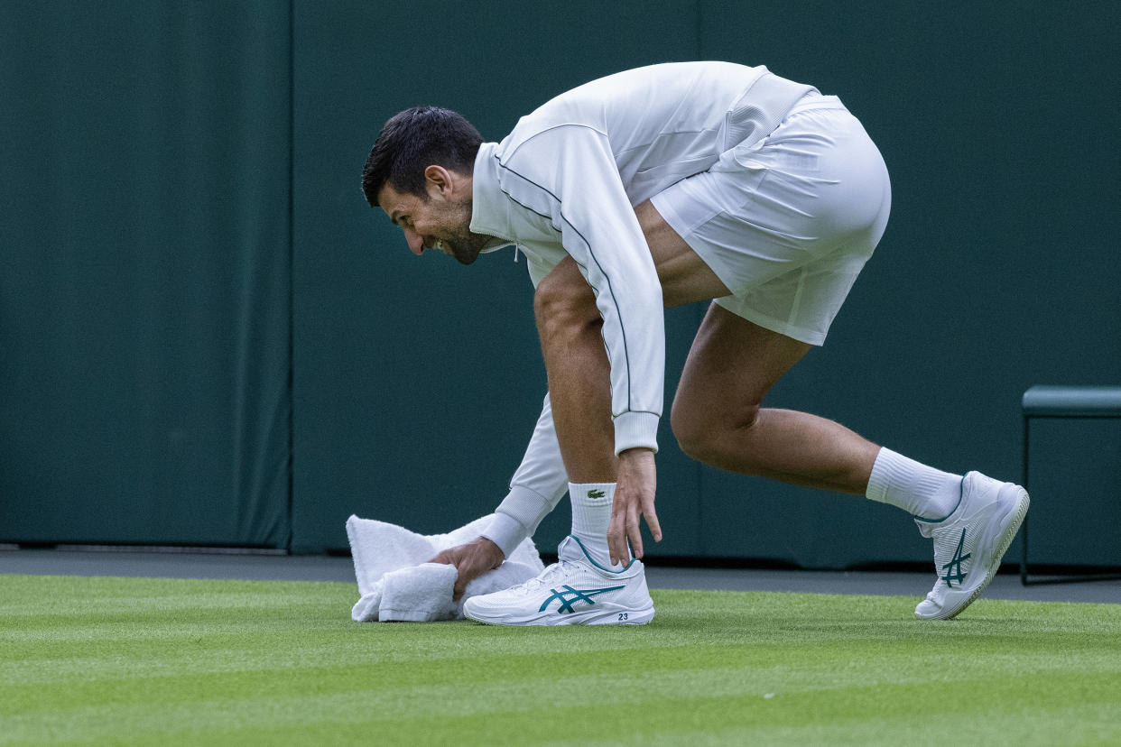 Pour son entrée dans le tournoi de Wimbledon, Novak Djokovic a dû essuyer le gazon, trop mouillé, avec une serviette.