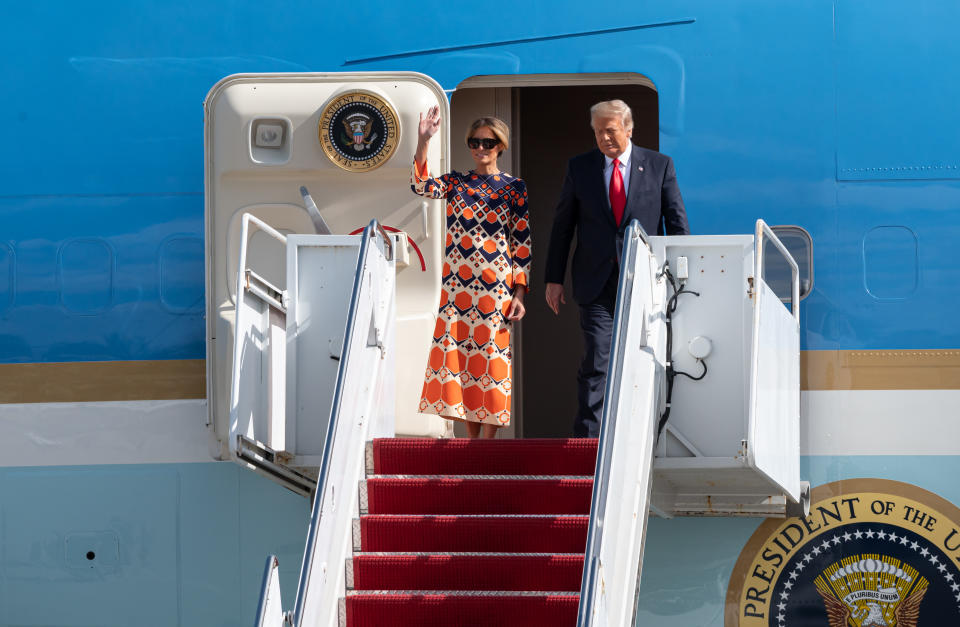 Gut gelaunt nach Florida: Melania Trump wirkte bei der Landung in ihrem neuen Domizil recht aufgeräumt. (Bild: Noam Galai/Getty Images)