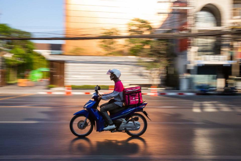 Foodpanda-Bote in Thailand: In Asien und Amerika sind die Kuriere schon länger unterwegs.