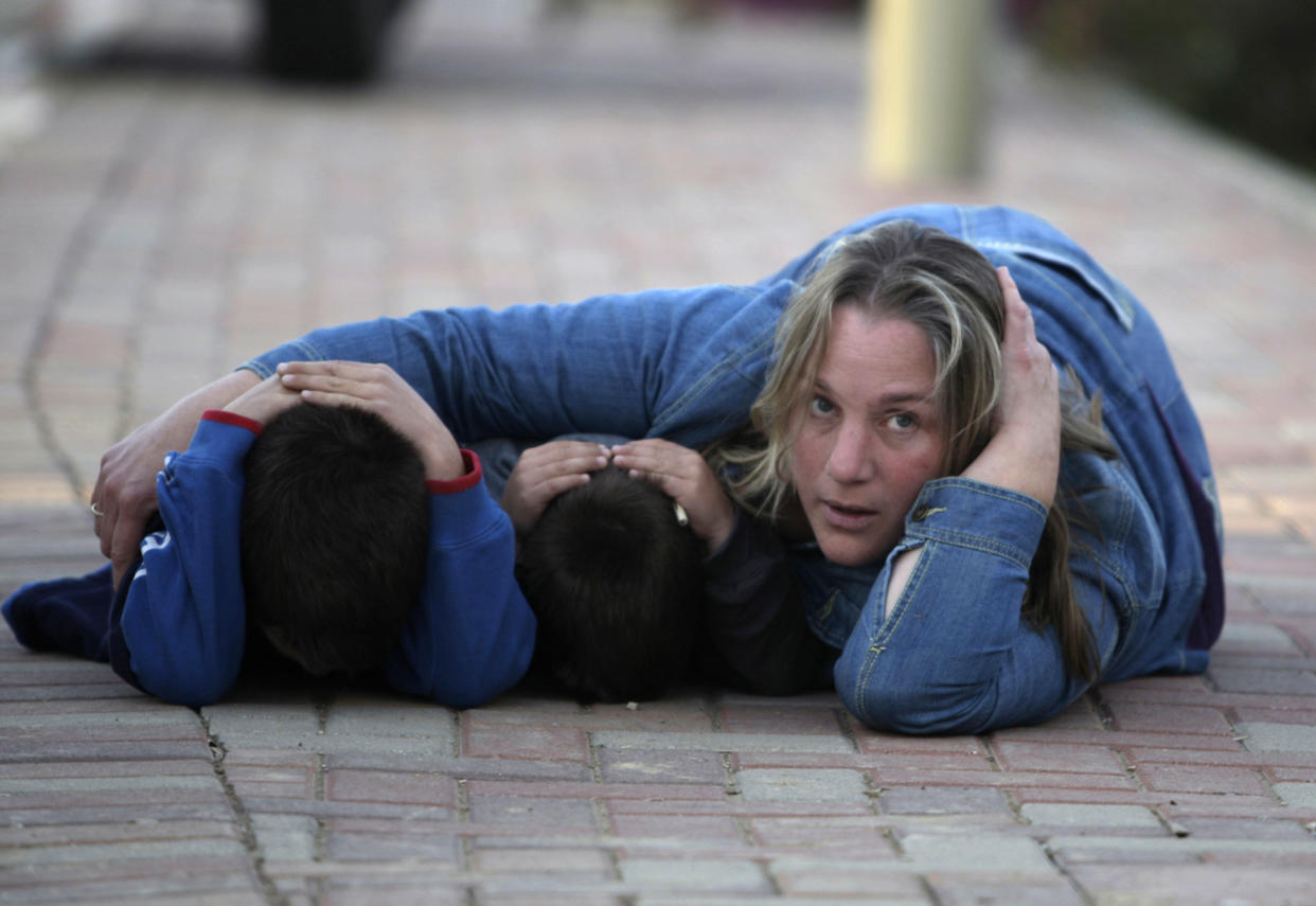 Dieses Bild aus Israel ist aus dem Jahr 2009, könnte aber von gestern sein: Zivilisten ducken sich wegen eines Raketenangriffs aus Gaza (Bild: REUTERS/Baz Ratner)