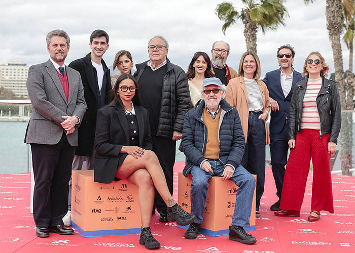 Berta Vázquez con sus compañeros de reparto 