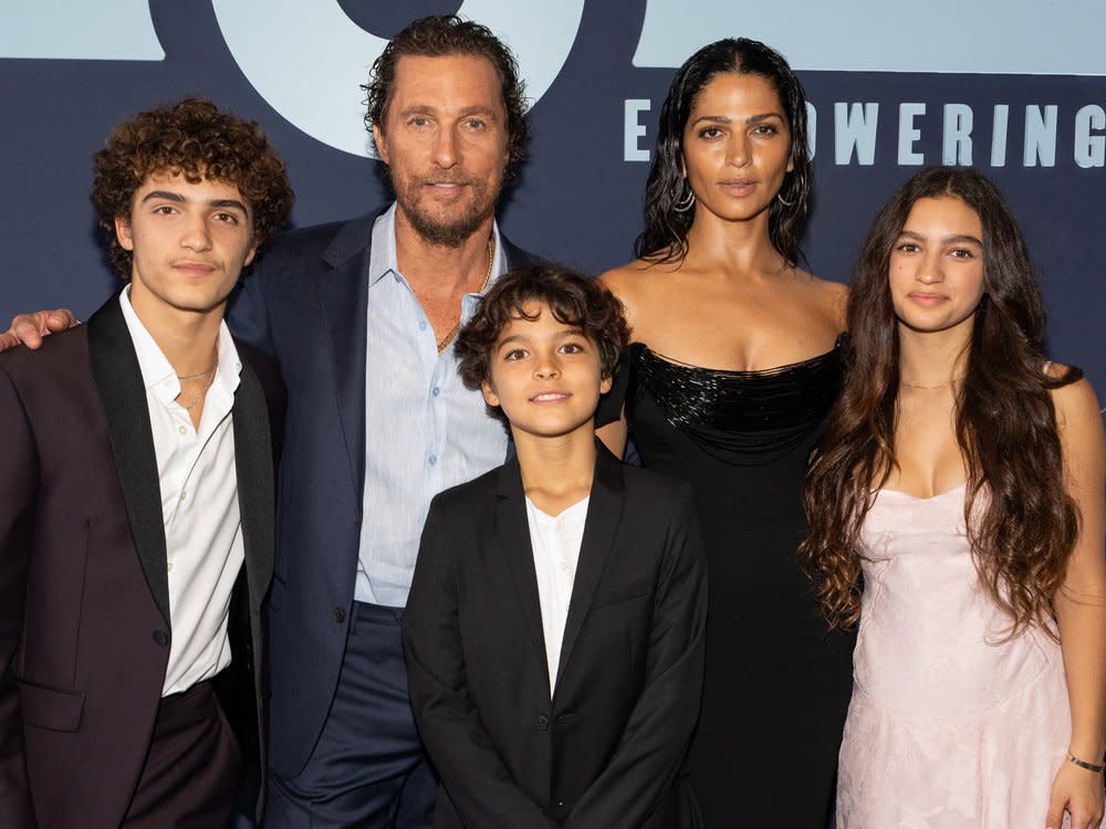 Matthew McConaughey und Camila Alves mit ihren gemeinsamen Kindern Levi (l.), Livingston und Vida. (Bild: Rick Kern / Getty Images)