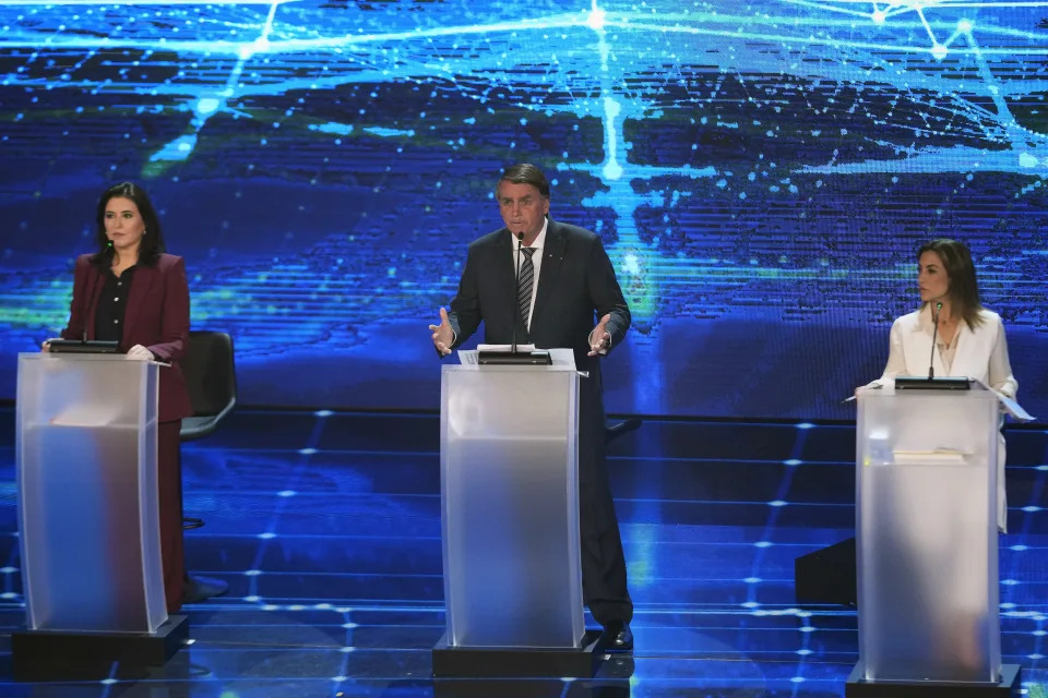 Segundo debate entre os candidatos à Presidência da República acontece neste sábado (24) (AP Photo/Andre Penner)