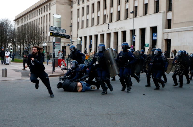 France faces its thirty-eight consecutive day of strikes