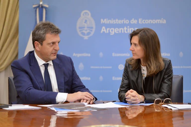 El ministro de Economía, Sergio Massa, con la directora ejecutiva de la Anses, Fernanda Raverta