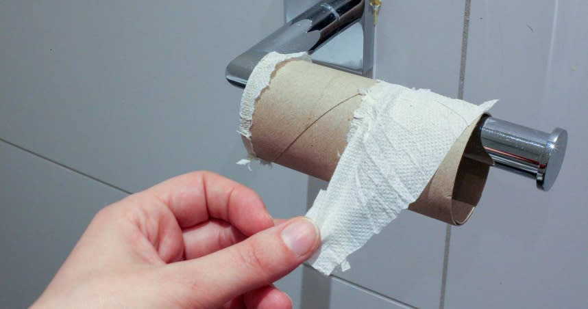 藥師提醒，公廁的衛生紙吸濕、藏汙納垢，墊馬桶會造成反效果。（示意圖／Pixabay）