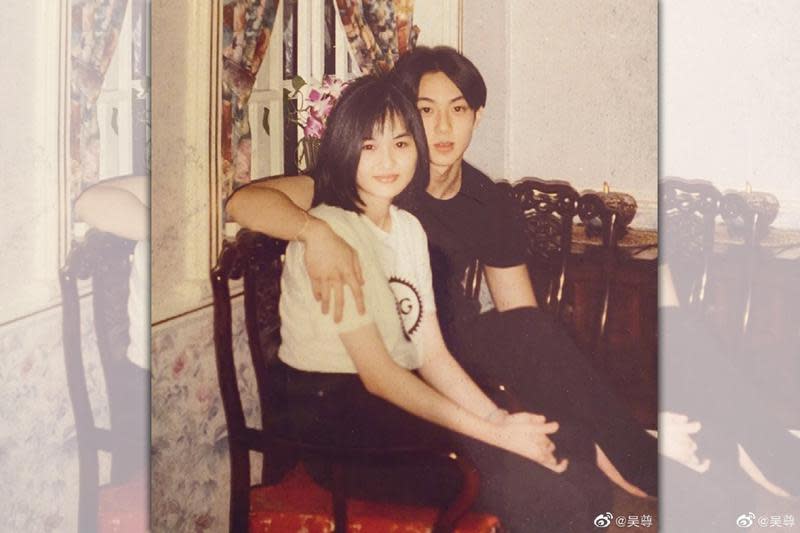 吳尊與太太林麗吟24年前的照片，太太是吳尊的初戀，若撇掉欺騙粉絲這一塊，吳尊算得上相當專情。（翻攝吳尊微博）