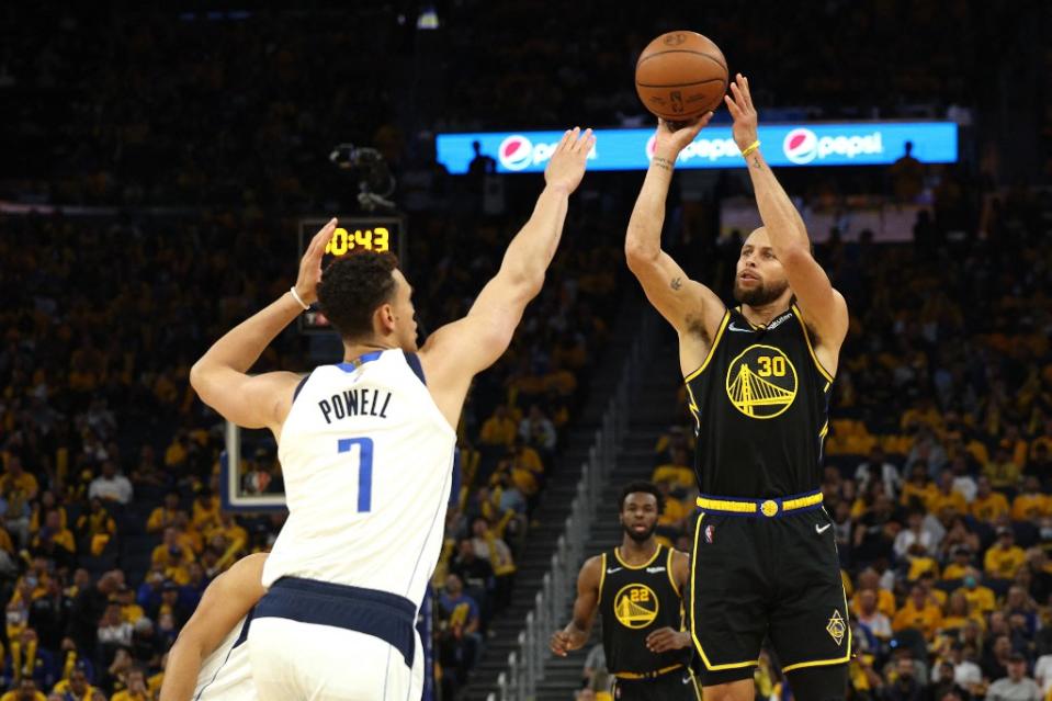 Stephen Curry4場0.411的FG%拿下15.25分，24.1%的3P%與12投全中的FT%，看得出來投射手感尤其是三分球並沒有太火熱。法新社