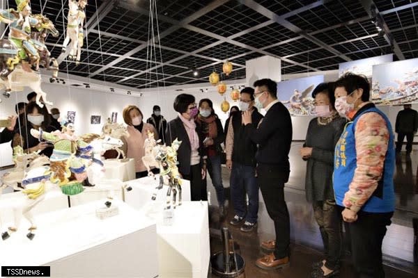 縣立美術館正在展出剪黏、泥塑、交趾陶三大區，更特別展出陳篡地生平所做第一件交趾陶作品。（記者方一成攝）