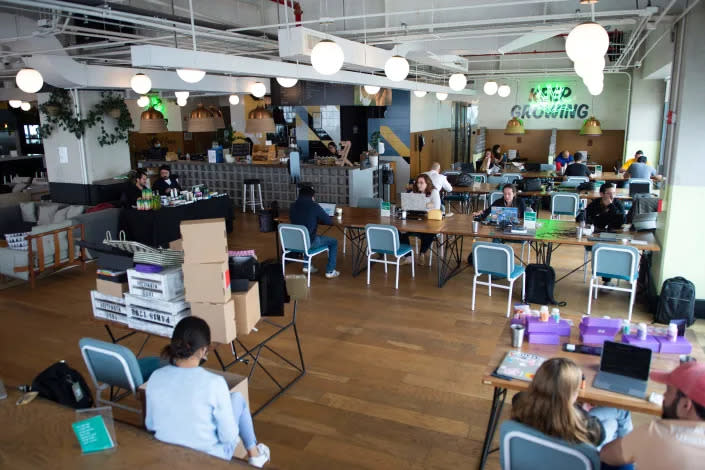 Vista general de WeWork, un espacio de oficinas y coworking en Ciudad de México, tomada el 13 de septiembre de 2022. Un número creciente de ciudadanos estadounidenses se están mudando a México, donde encuentran una vida más barata y agradable. En la actualidad, unos 1,6 millones viven en su vecino del sur, según la embajada de Estados Unidos, que no mantiene registros oficiales. Otros ciudadanos extranjeros también están eligiendo México por sus condiciones de vida. (Foto de CLAUDIO CRUZ/AFP vía Getty Images)
