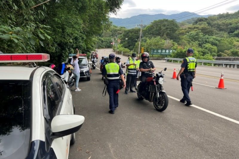 苗栗縣警察局在台3線加強危險駕駛取締勤務。(圖/苗栗縣政府提供)