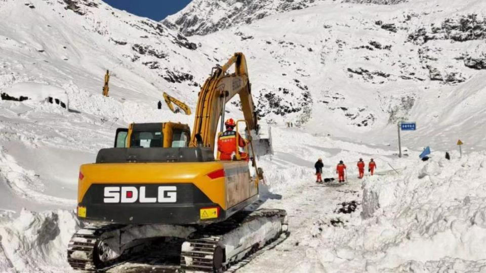 西藏林芝的派墨公路發生雪崩，救難人員出動機具協助救援。（圖／翻攝自中國消防微博）