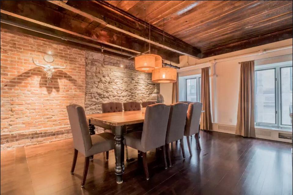 <p>An alternate view of the airy dining room. (Airbnb) </p>