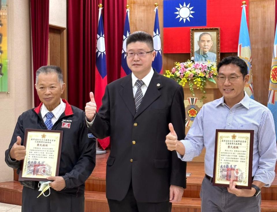 花蓮縣榮民服務處慶祝榮民節，處長羅馬可表揚榮民楷模周岳山及許輩燕(左一)。(花蓮榮服處提供)