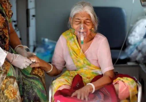 印度一位婦人在火化前睜眼大哭。（圖／翻攝自推特）
