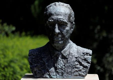 A bust of former Israeli President Shimon Peres is seen in the gardens at the residence of the Israeli President in Jerusalem September 4, 2016. Picture taken September 4, 2016. REUTERS/Amir Cohen