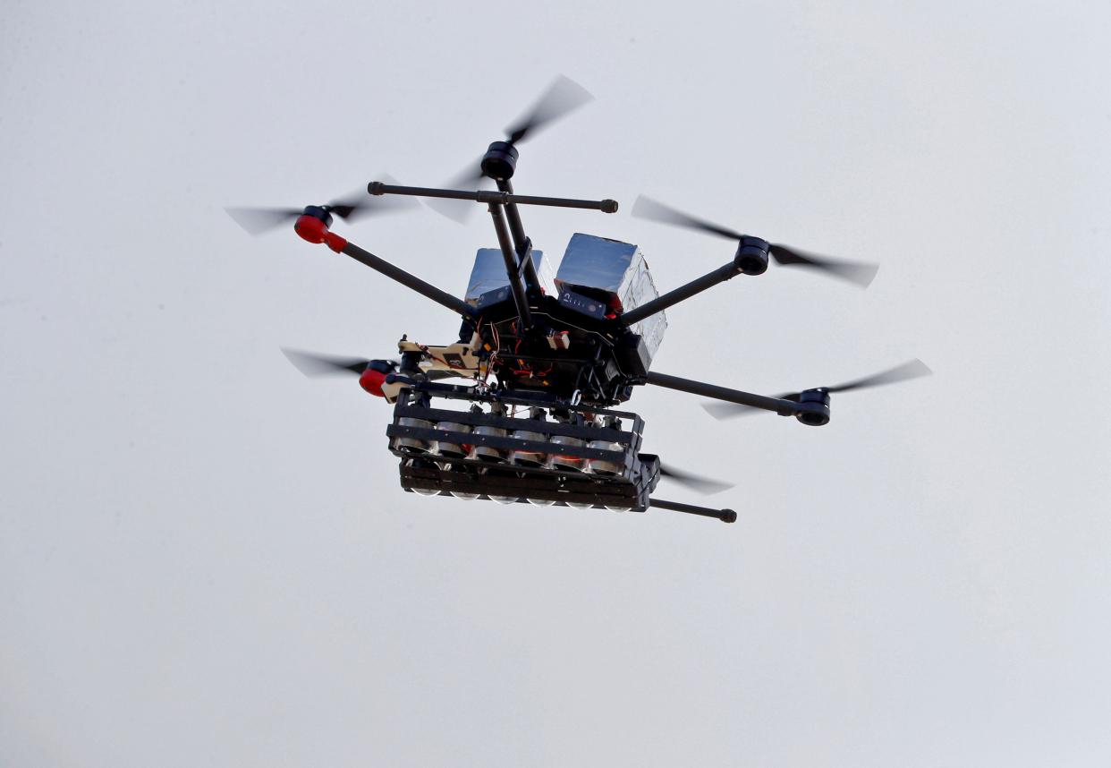 Un drone militaire chargé d'explosifs (Photo by JACK GUEZ/AFP via Getty Images)