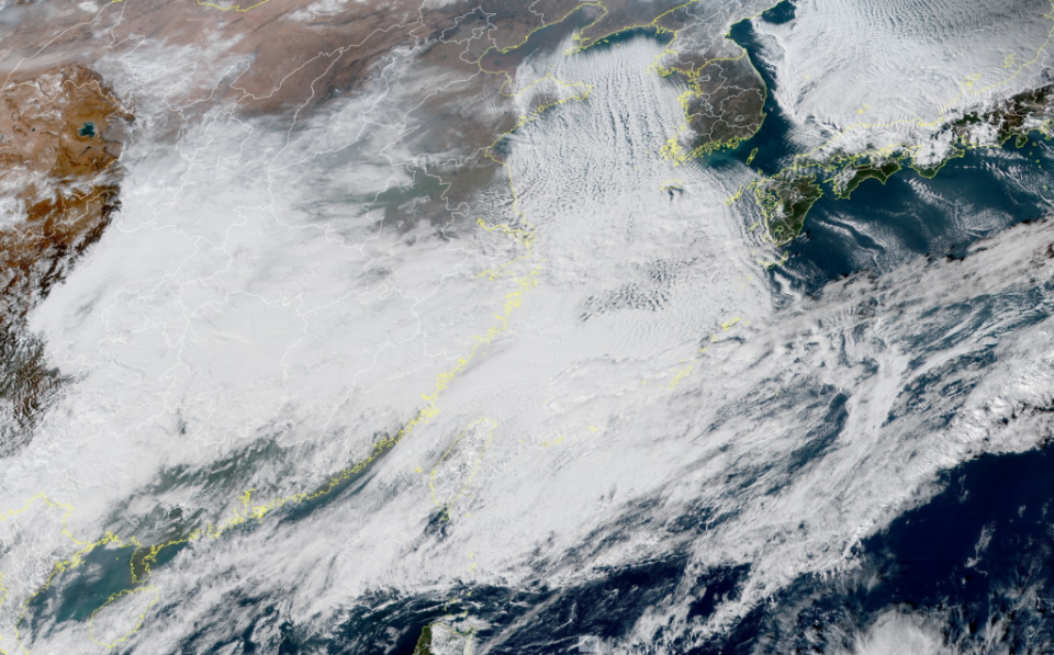 「台灣颱風論壇｜天氣特急」也發布衛星雲圖表示，有一排排整齊、看起來薄薄的雲系快速往南移動，象徵冷空氣目前推進的進度，並具有一定威力。（圖／取自臉書「台灣颱風論壇｜天氣特急」）