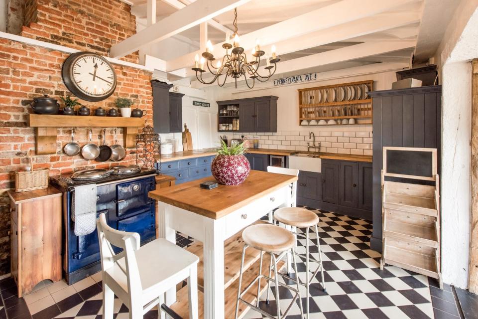 cottage-style traditional kitchen