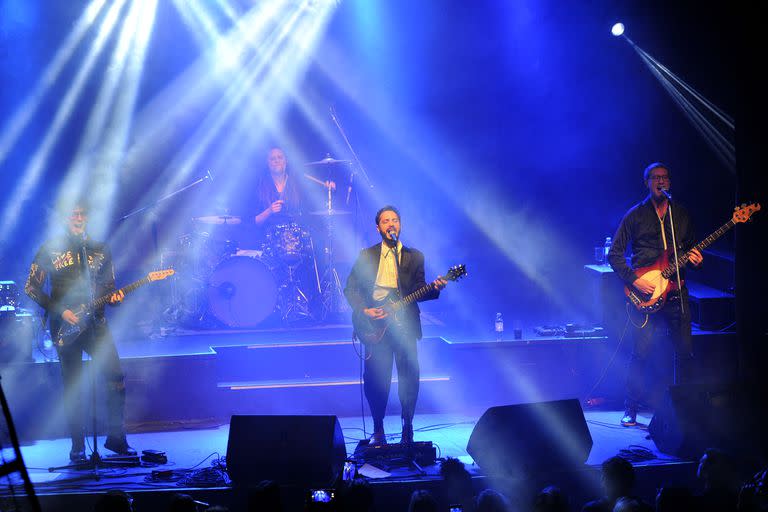 El exbaterista de Catupecu Machu y exvocalista de Cuentos Borgeanos está disfrutando de una carrera como cantante solista. En la noche de ayer, el músico presentó El piloto ciego, su nuevo álbum