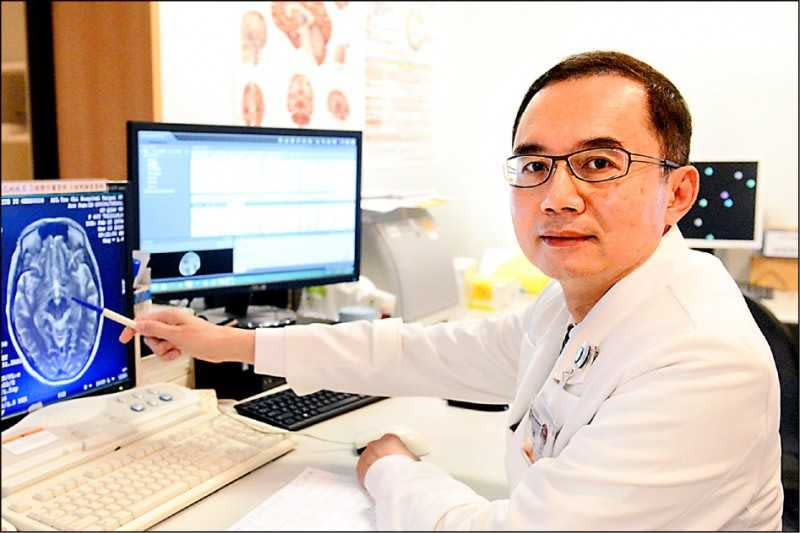 台北慈濟醫院影像醫學部許元昱主任對婦人進行腦部磁振造影檢查。