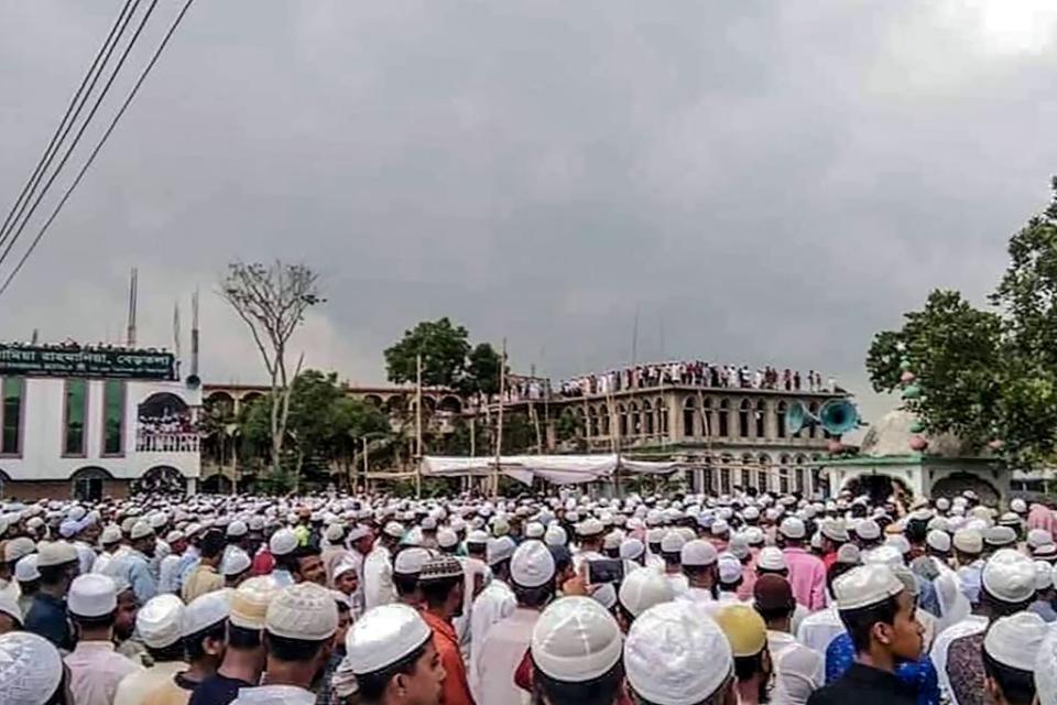 Muslim devotees attend the funeral, with none appearing to wear protective gear. Source: Getty