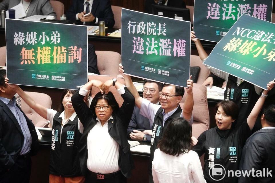 立法院新會期今開議，民眾黨立委在行政院長卓榮泰面前舉牌杯葛議事，民進黨立委王美惠則是手比愛心反制。   圖：張良一/攝