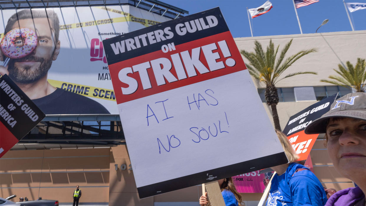  A protestor at the WGA strike of 2023 holds a sign saying 'AI has no soul' 