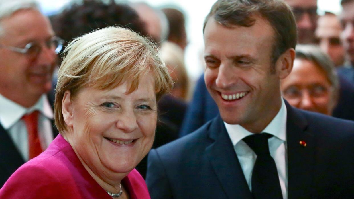 Demonstrative Geste: Bundeskanzlerin Angela Merkel und der französische Präsident Emmanuel Macron während eines Besuchs einer Airbus-Montagehalle in Toulouse.