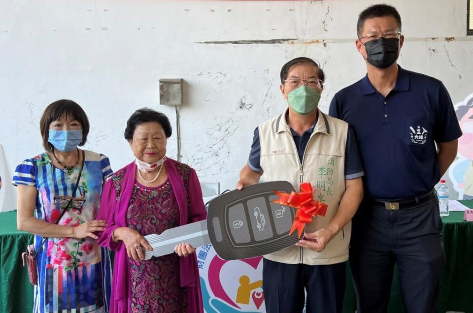 沈黃雪娥（左二）捐贈百萬災情勘查車與器材，由南市消防局長李明峯（右二）代表受贈。（消防局提供）