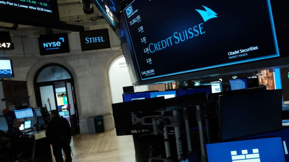 El símbolo de Credit Suisse en una pantalla de la bolsa