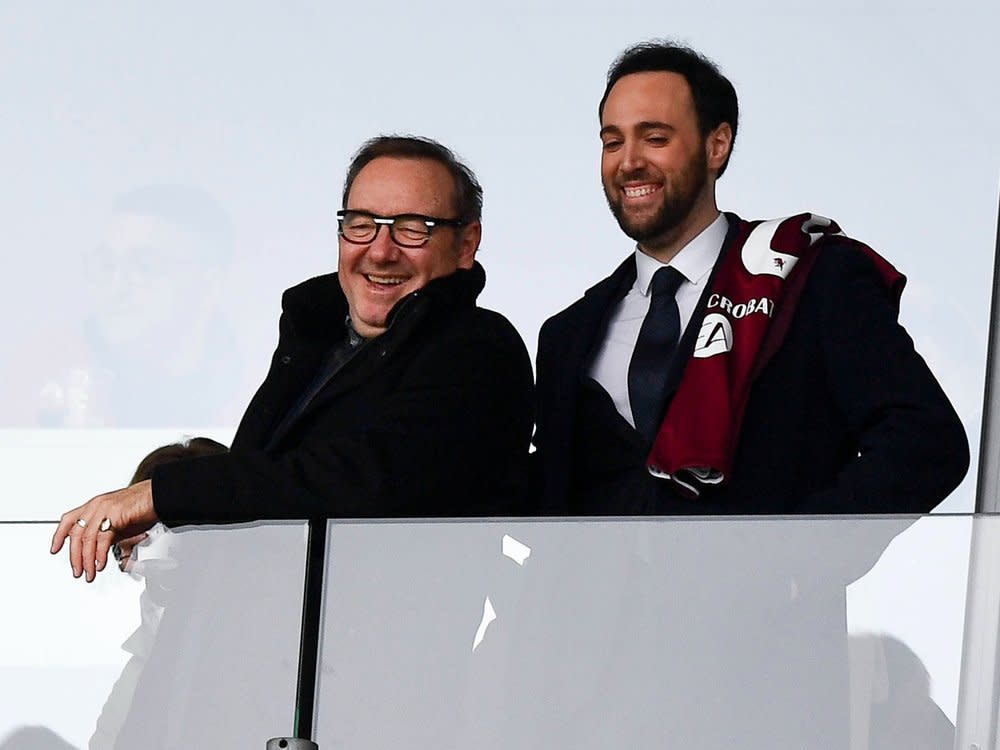 Kevin Spacey (l.) gut gelaunt im Stadion. (Bild: IMAGO/Nicolo Campo)