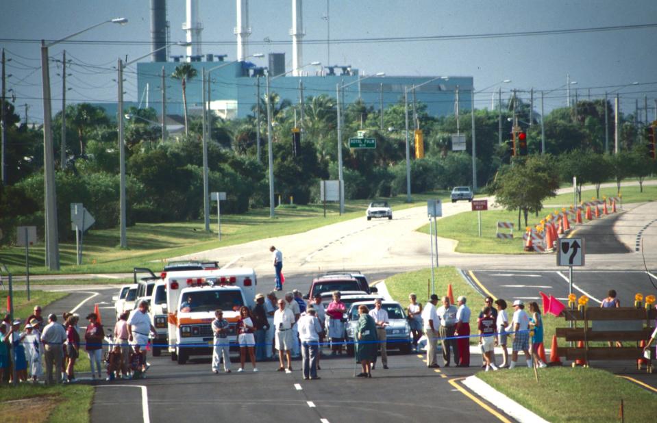 August 22, 1992 - The third phase of Indian River Boulevard opened, first to foot traffic and then to vehicles. The new length of road connected Royal Palm Boulevard north to 37th Street. Prior to opening the road, a 2-mile run/walk was held along with a ribbon cutting.