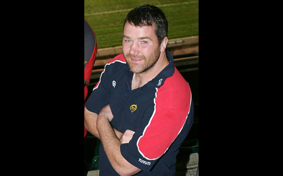 <p>Entraîneur en chef du club de rugby irlandais du Munster, Anthony Foley est décédé à 42 ans, dans la nuit de samedi à dimanche 16 octobre, d’une crise cardiaque. Ancien joueur, il avait porté à 62 reprises le maillot de l’Irlande.</p>