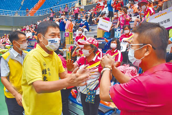 苗栗縣長參選人鍾東錦（前排左）面臨藍綠兩方夾擊。（謝明俊攝）