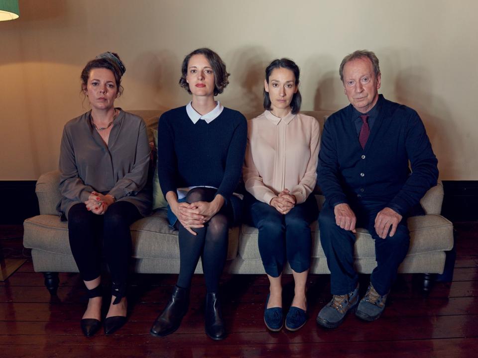 Fleabag (Phoebe Waller-Bridge, zweite von links) steht in einem dauernden Konflikt mit ihrer Stiefmutter (Olivia Coleman, links), ihrer perfekten Schwester Claire (Sian Clifford) und ihrem Vater (Bill Paterson). (Bild: justbridge entertainment GmbH / Hal Shinnie)