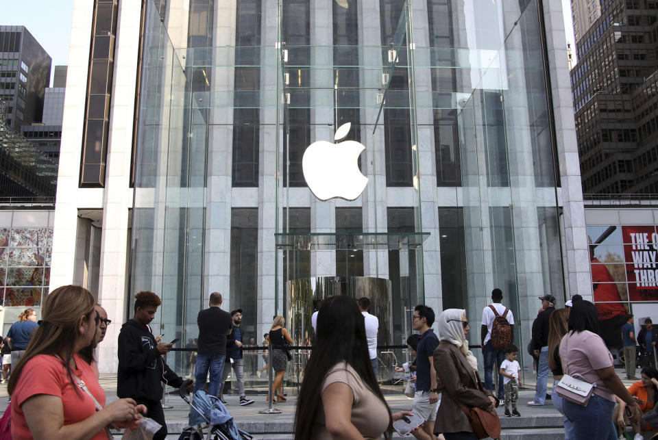 NEW YORK, NY- September 16: View of the Apple Store during today&#39;s iPhone 14 launch at Apple&#39;s 5th Avenue store in New York City on September 16, 2022. Credit: RW/MediaPunch /IPX