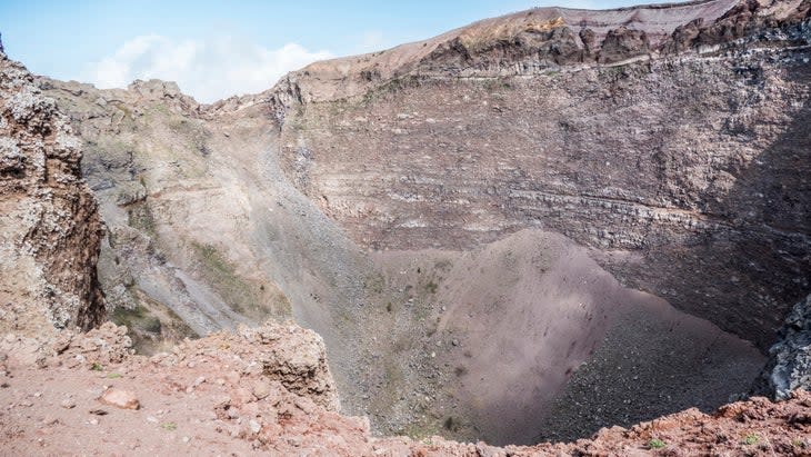 <span class="article__caption">The Mount Vesuvius crater (Photo: Getty Images)</span>