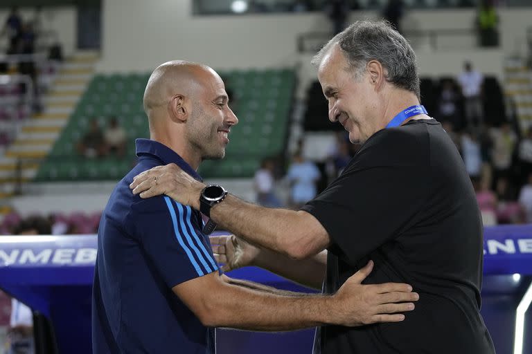 Javier Mascherano y Marcelo Bielsa, cara a cara, sonrientes, minutos antes del comienzo del partido entre Argentina y Uruguay por el Preolímpico de Venezuela.